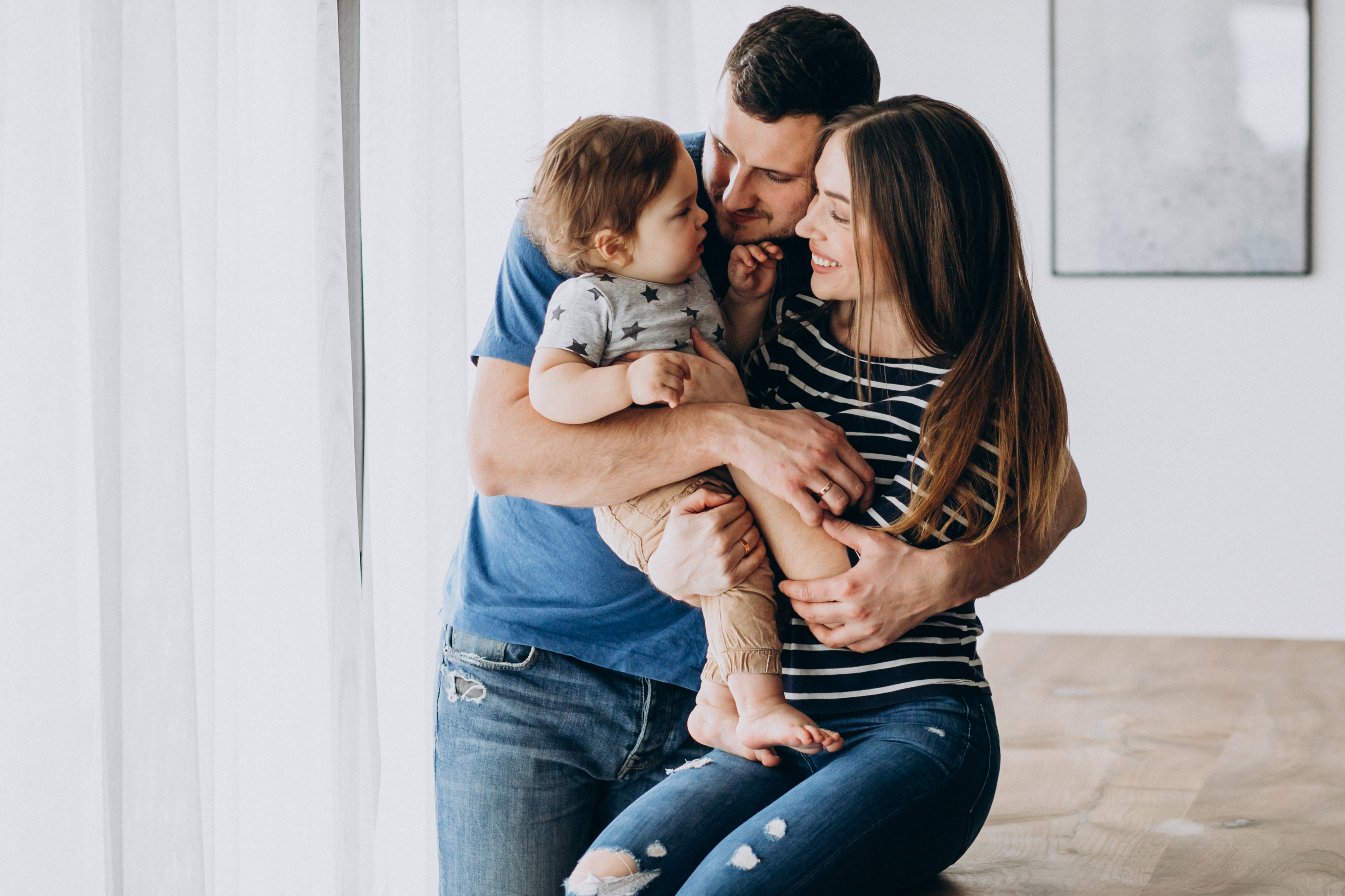 Familia protegida en su hogar